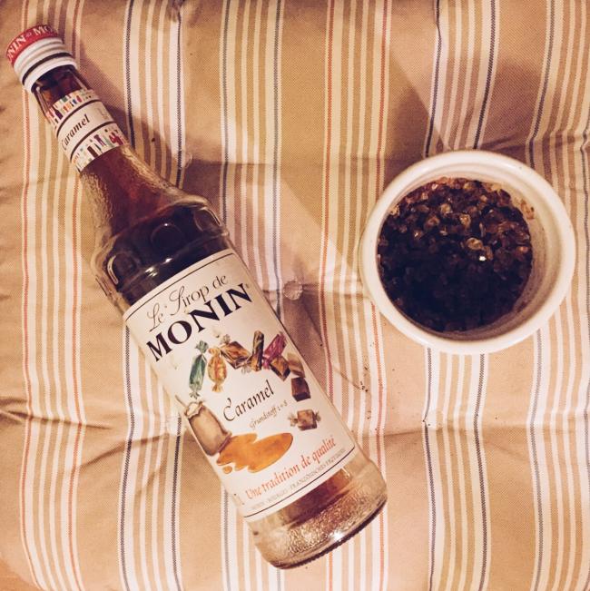 бутылка карамельного сиропа