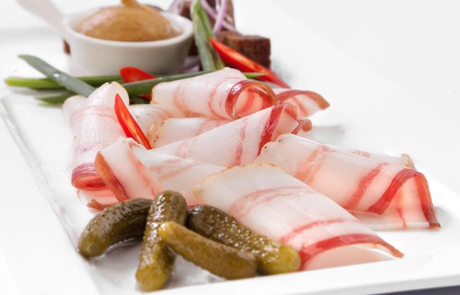 соленые огурчики и сало кусочками