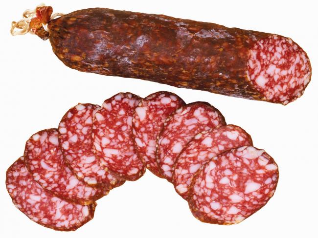 нарезанная колечками колбаса