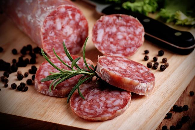 вкусная сырокопченая колбаса