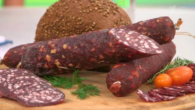 сырокопченая колбаса и ржаной хлеб