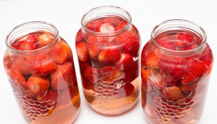 три банки с компотом