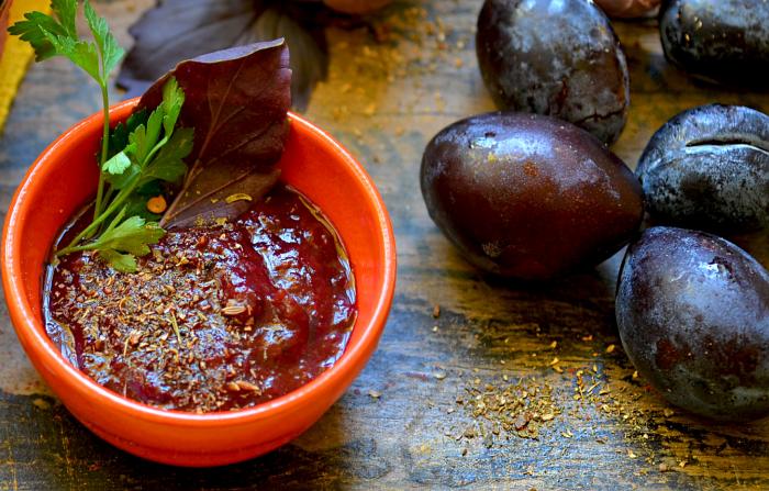 миска с соусом ткемали