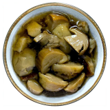 тарелка с белыми маринованными грибами