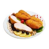копченые куриные грудки на тарелке с овощами