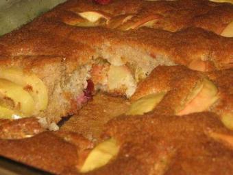 яблочный пирог со сливами