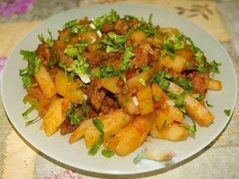 говяжье азу с огурцами