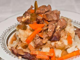 азу с солеными огурцами и кратошкой