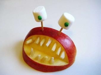 фигурка из яблока