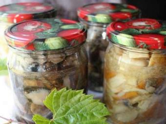 маринованные подосиновики и белые грибы