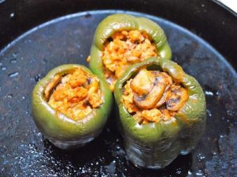 Перцы фаршированные курицей и грибами