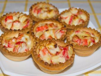 тарталетки с крабовыми палочками и сыром