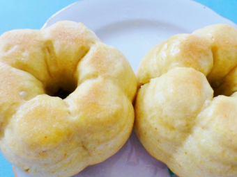 рыбные пирожки на тарелке