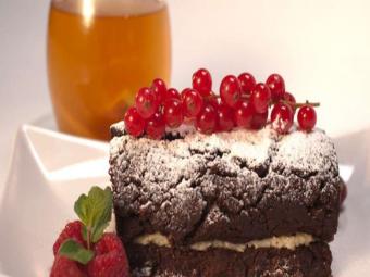 рулет Баунти и чай с фруктами