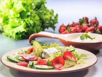 салат из огурцов и клубники