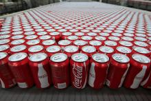 много банок с Coca-Cola