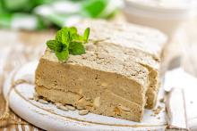 кусочек арахисовой халвы с листочками мяты