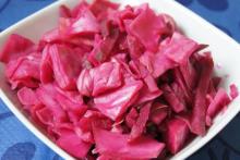 маринованная кусочками капуста со свеклой