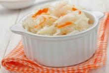 пиала с маринованной капустой и морковью