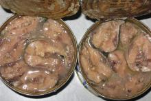 две банки консервированной сайры