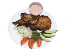 жаренный антрекот с соусом и овощами на тарелке
