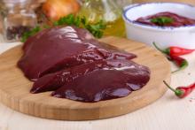 кусочки бараньей печени на доске с перцем