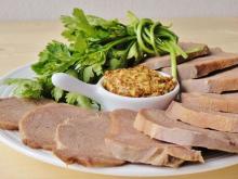 нарезанный кусочками говяжий язык