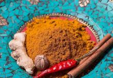 карри, палочка корицы, стручок острого перца, мускатный орех, куркума