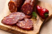 перец и кусочки колбасы чоризо