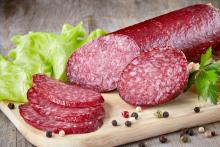 кружочки нарезанной копченой колбасы