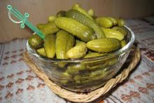 глубокая миска с маринованными корнишонами